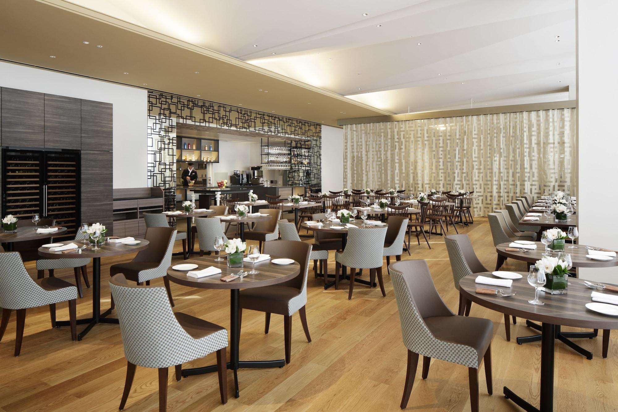 Courtyard By Marriott Shin-Osaka Station Hotel Buitenkant foto The interior of the restaurant