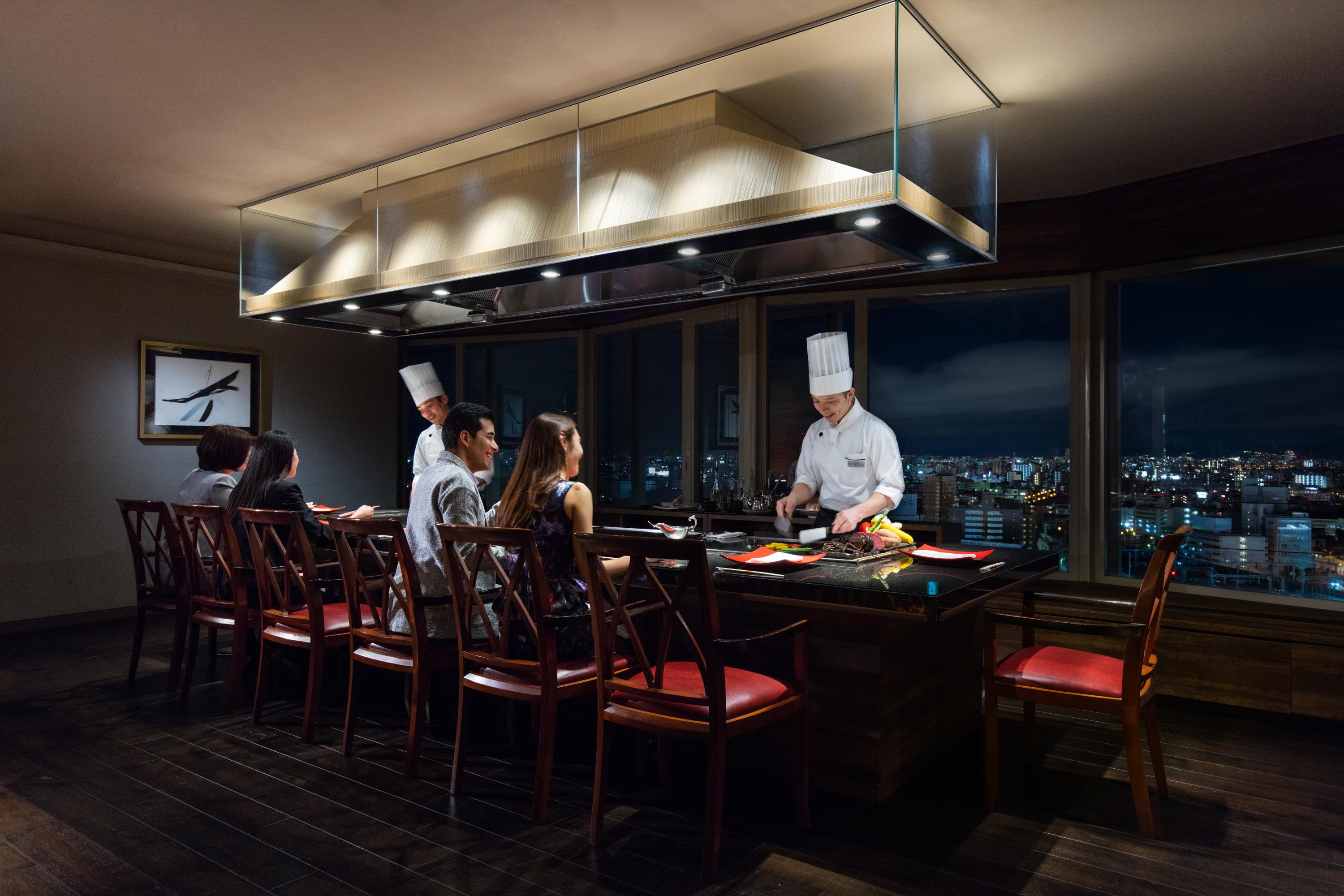 Courtyard By Marriott Shin-Osaka Station Hotel Buitenkant foto A private chef's table at the Mandarin Oriental Tokyo