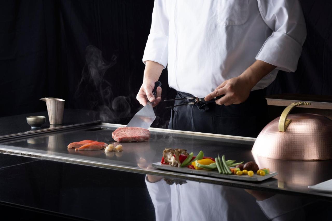 Courtyard By Marriott Shin-Osaka Station Hotel Buitenkant foto A chef cooking on a flattop grill