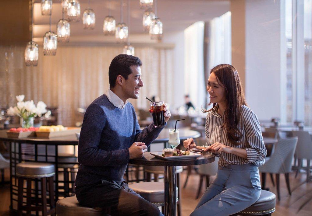 Courtyard By Marriott Shin-Osaka Station Hotel Buitenkant foto A couple dining at the hotel