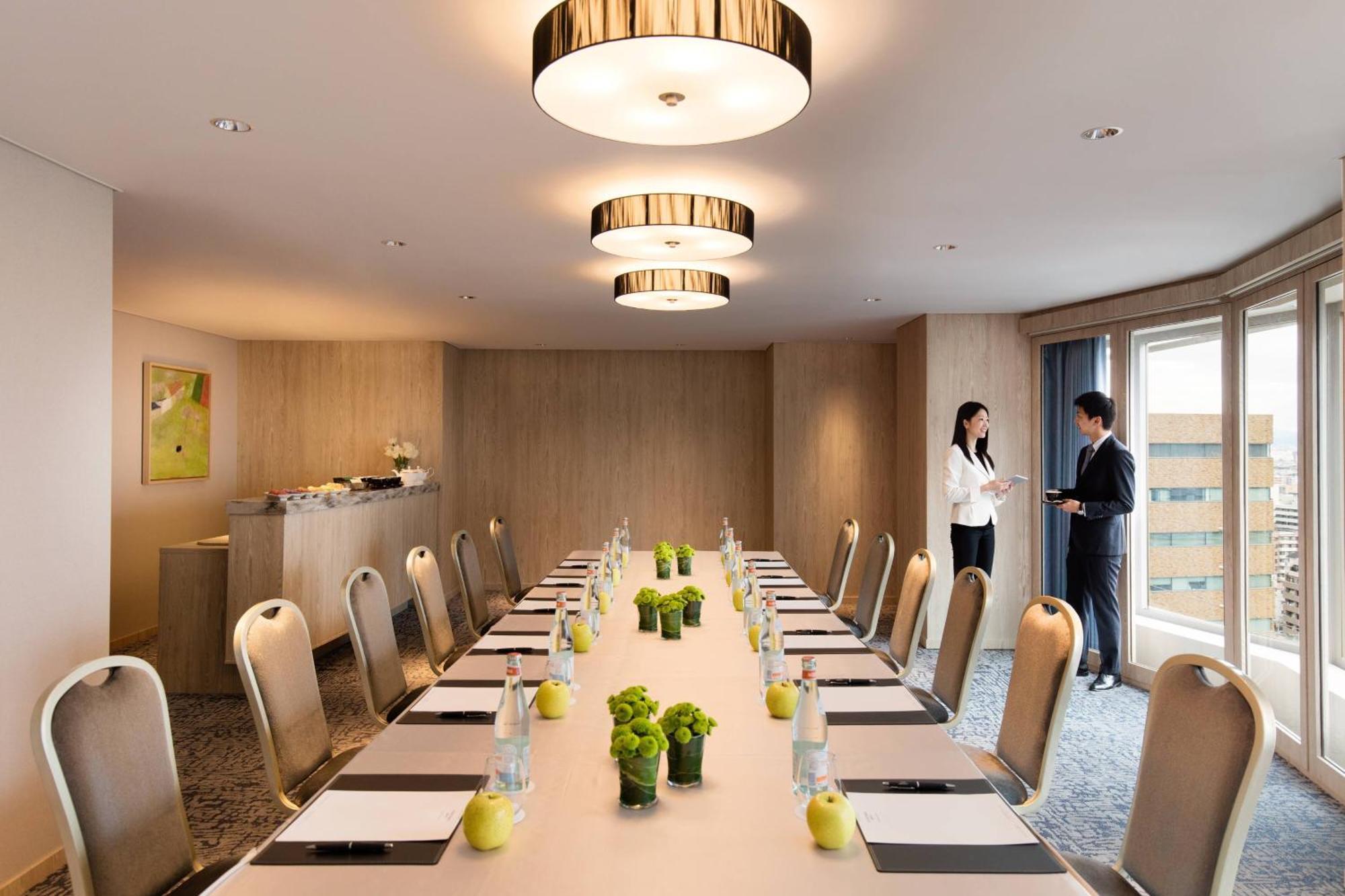 Courtyard By Marriott Shin-Osaka Station Hotel Buitenkant foto Meeting room