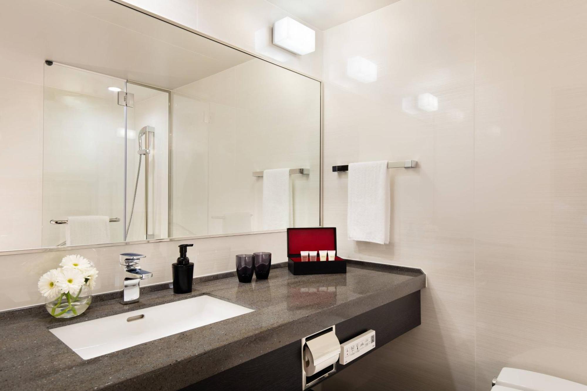 Courtyard By Marriott Shin-Osaka Station Hotel Buitenkant foto Bathroom