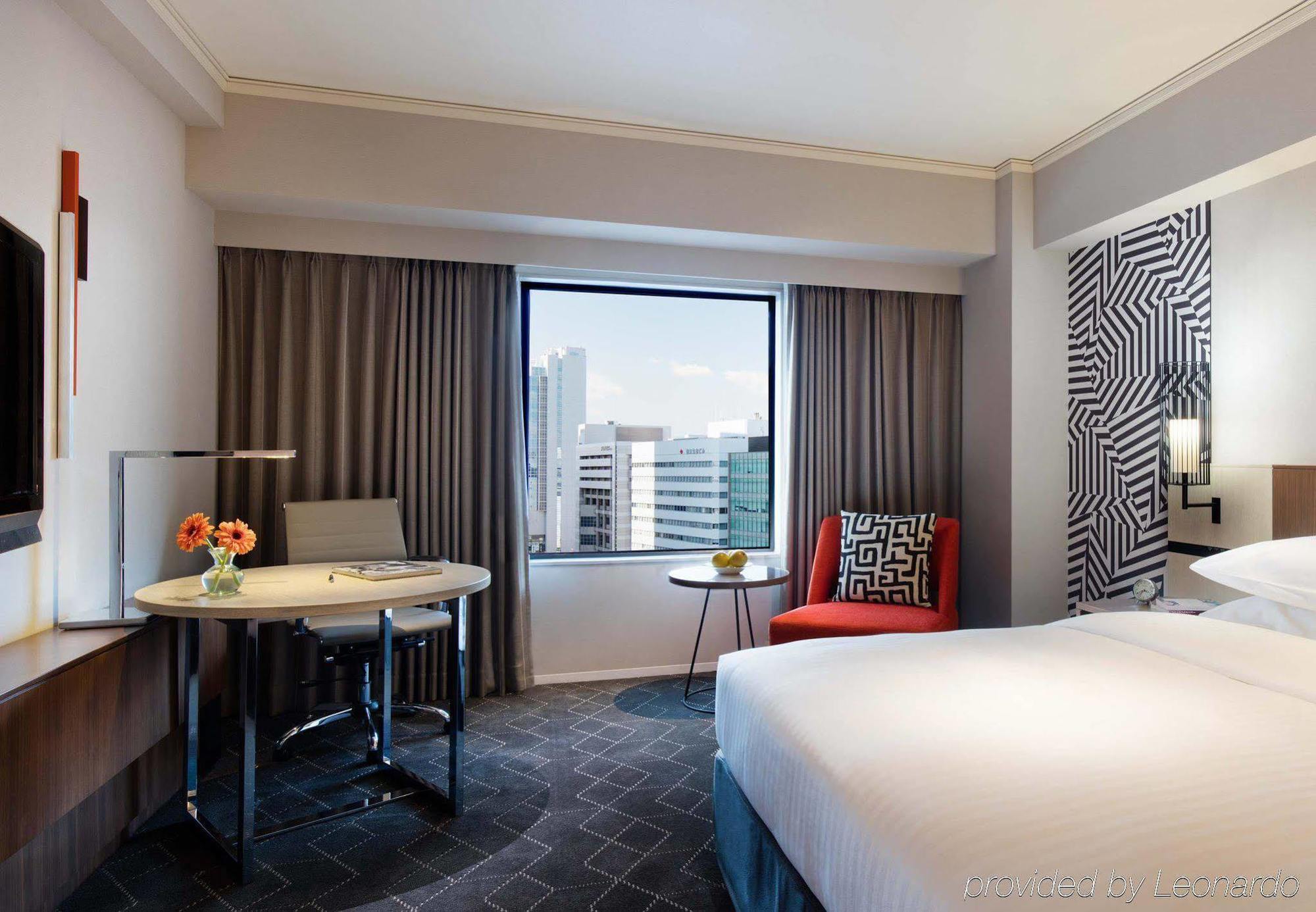 Courtyard By Marriott Shin-Osaka Station Hotel Buitenkant foto A guest room at the hotel