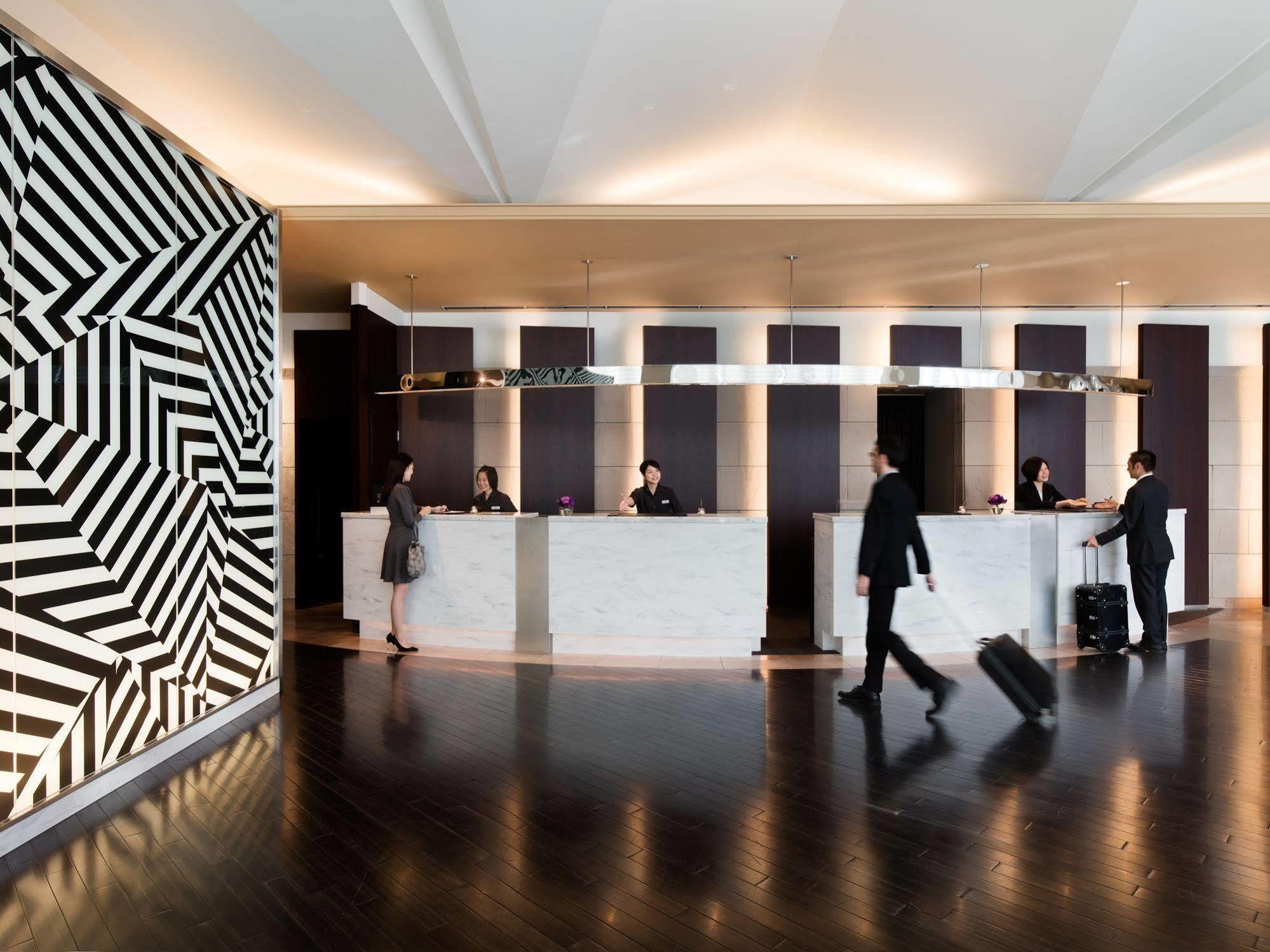Courtyard By Marriott Shin-Osaka Station Hotel Buitenkant foto The lobby of the hotel