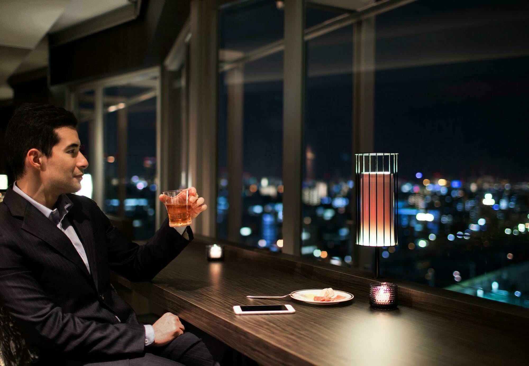 Courtyard By Marriott Shin-Osaka Station Hotel Buitenkant foto The Philips hue Iris lamp