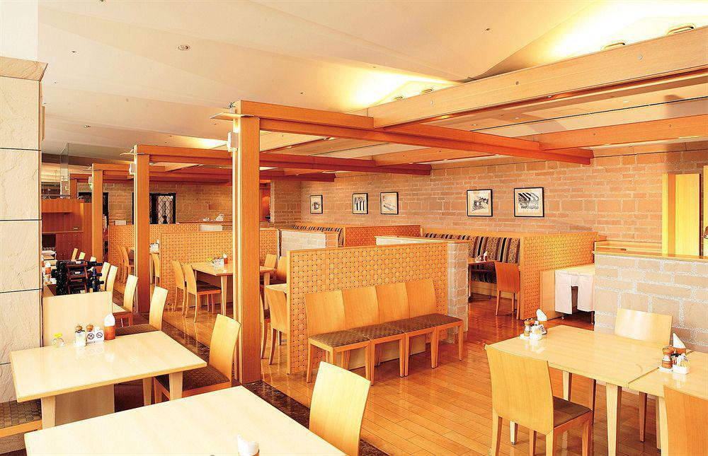 Courtyard By Marriott Shin-Osaka Station Hotel Restaurant foto Interior of a typical restaurant